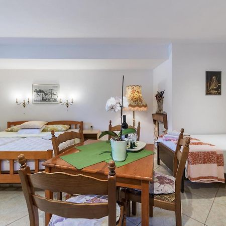 Awesome Studio In Pula With Wifi ภายนอก รูปภาพ